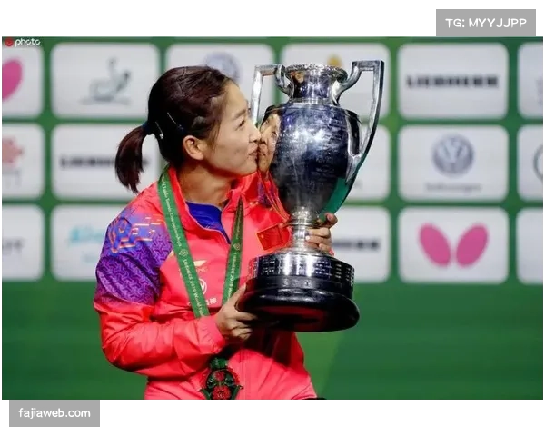 老将陶乐西在训练中指导年轻队友如何阅读防守并提前启动